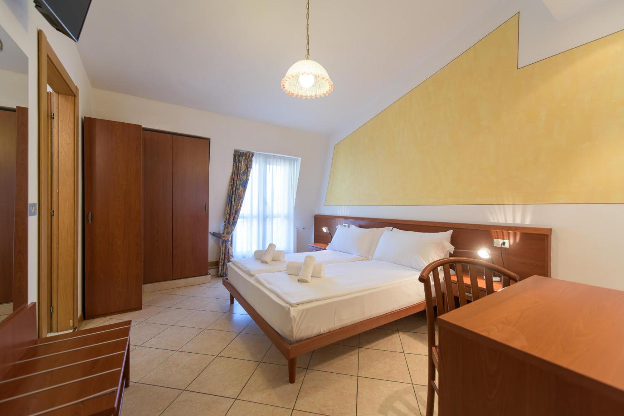 Hotel Garda Bellevue 리몬네술가르다 객실 사진